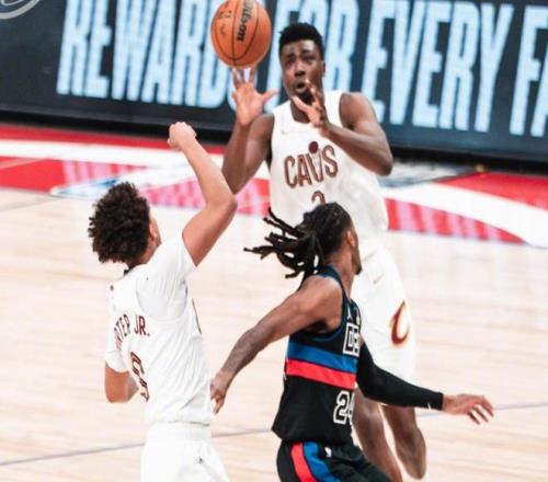 韩德君带伤,奋战半场短,时却,竞彩体育首页,即时比分,比分直播,足球比分直播,竞彩官网