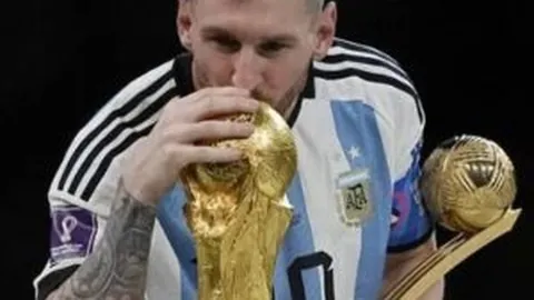 “趣味瞬间：莱昂纳德三分犯规意外变两分，哈登巧妙制造对手三分误判”